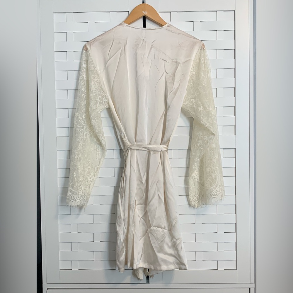 👰‍♀️ NORDSTROM LACE ROBE 👰‍♀️ - Picture 5 of 6